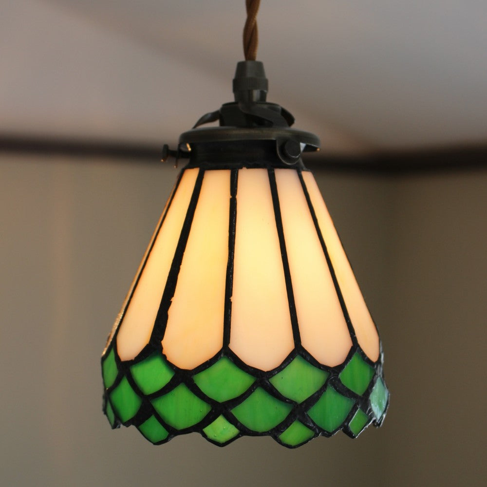 グリーンのフリルスカートのよう♪ステンドグラスシェードのペンダント