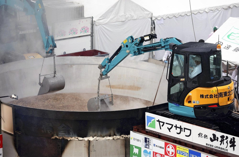 雷雨の中「工事現場みたいな」芋煮会、3万食を完売…雨よけの蓋を