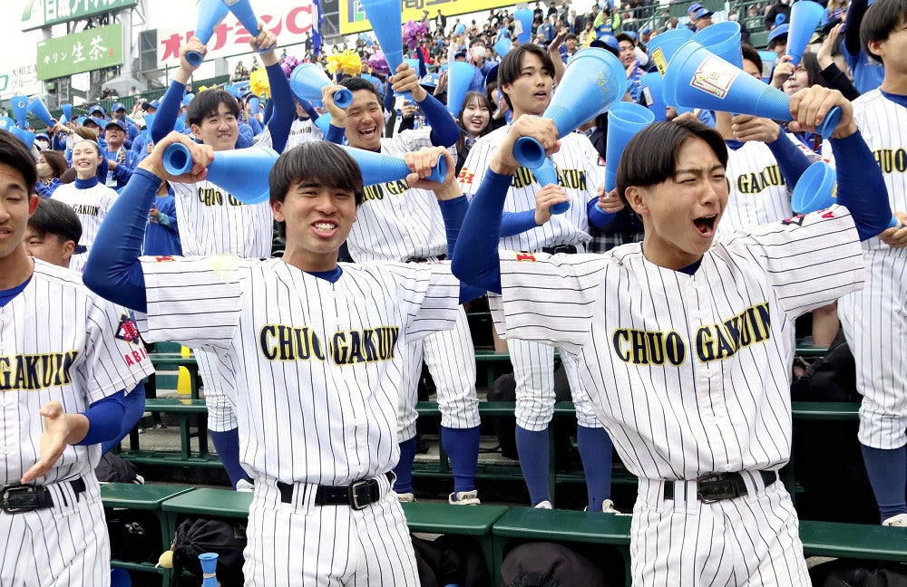 高校野球：中央学院アルプス席で得点喜ぶ「力こぶ」…監督から筋トレ
