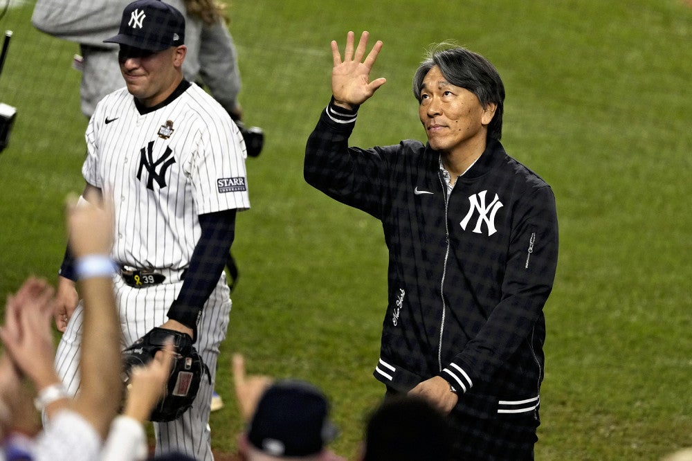 ドジャース―ヤンキースのワールドシリーズ第5戦、松井秀喜さんが笑顔