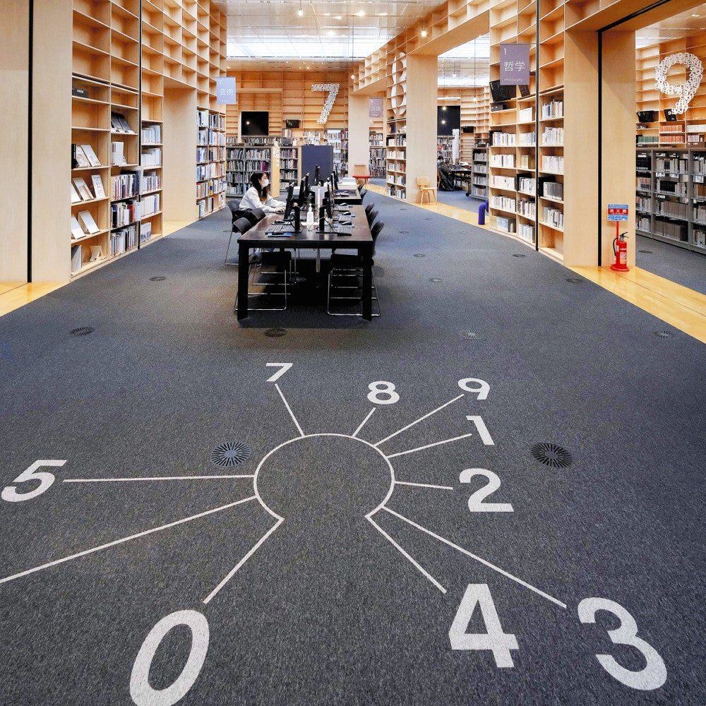 創造 像と地上絵が導く…内も外も 壁一面本棚の「森」＜武蔵野美術大