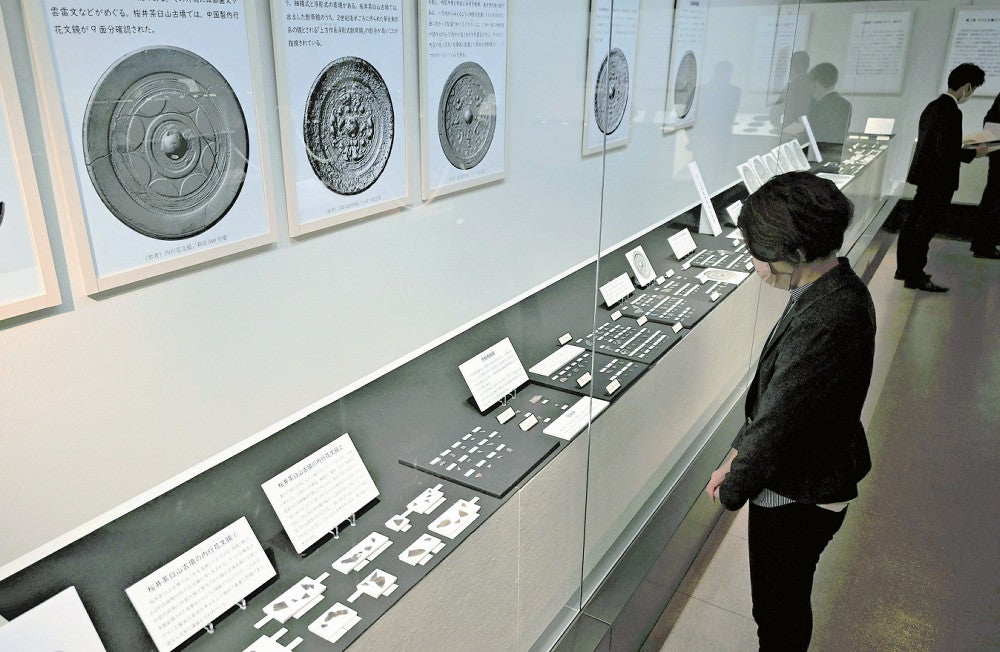 奈良：＜桜井茶臼山古墳＞銅鏡破片全385点 ずらり：地域ニュース