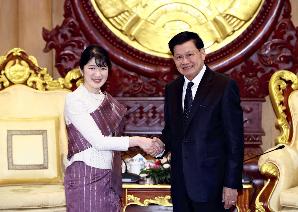 ラオス訪問中の愛子さま、民族衣装の巻きスカート姿で国家主席を表敬