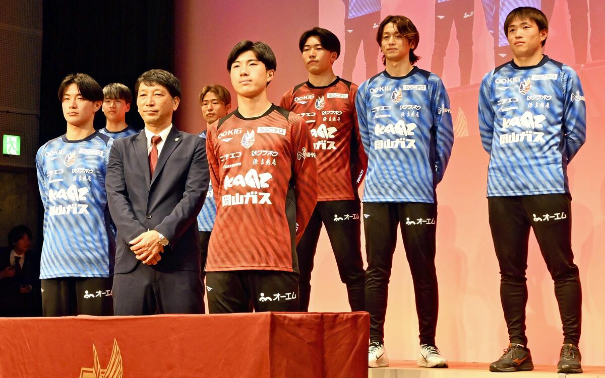 岡山：20代中心に8選手加入 J1定着へ新体制発表 ：地域ニュース
