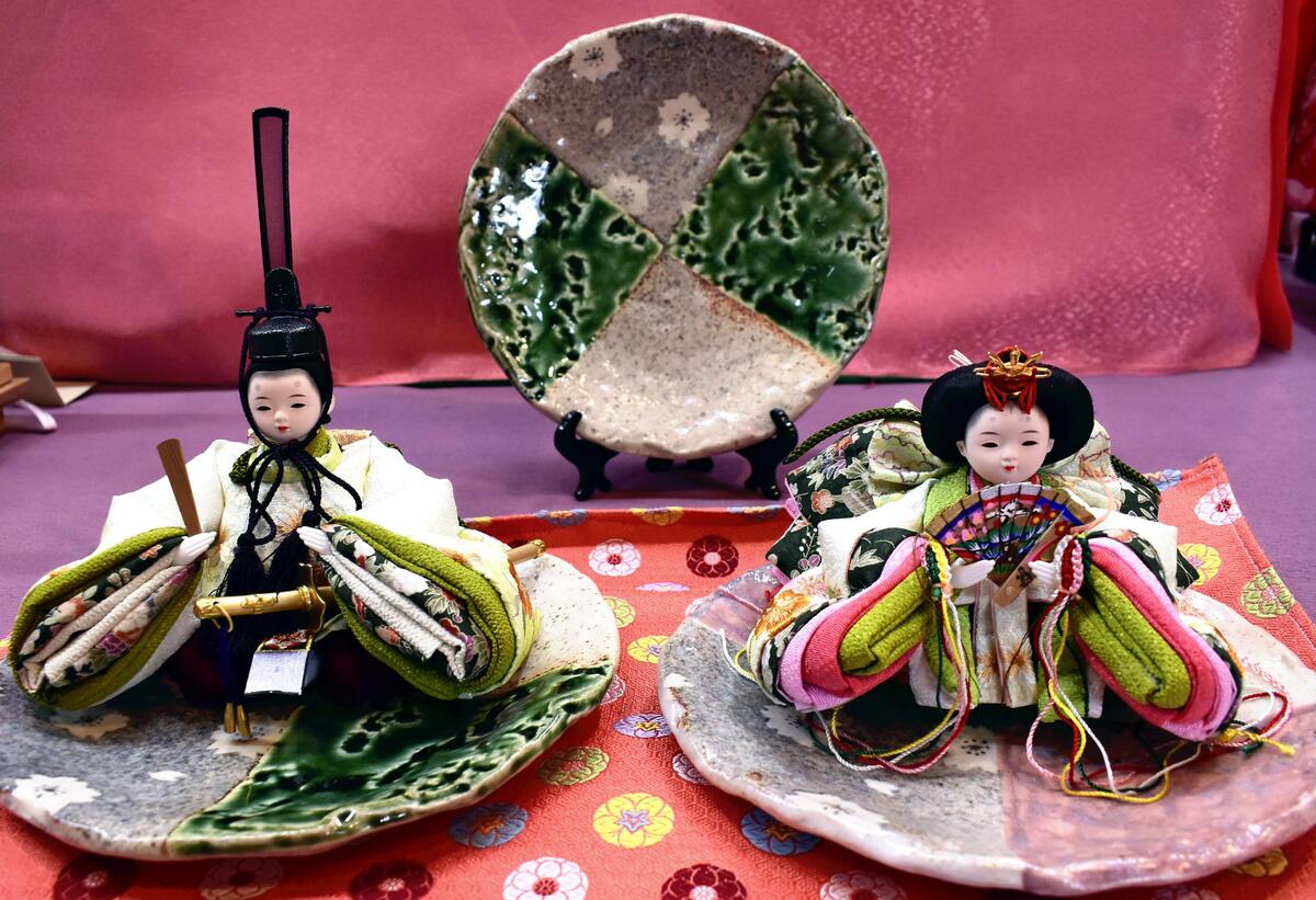 美濃焼の皿 おひな様座る…岐阜・八百津の人形工房 限定20セット販売