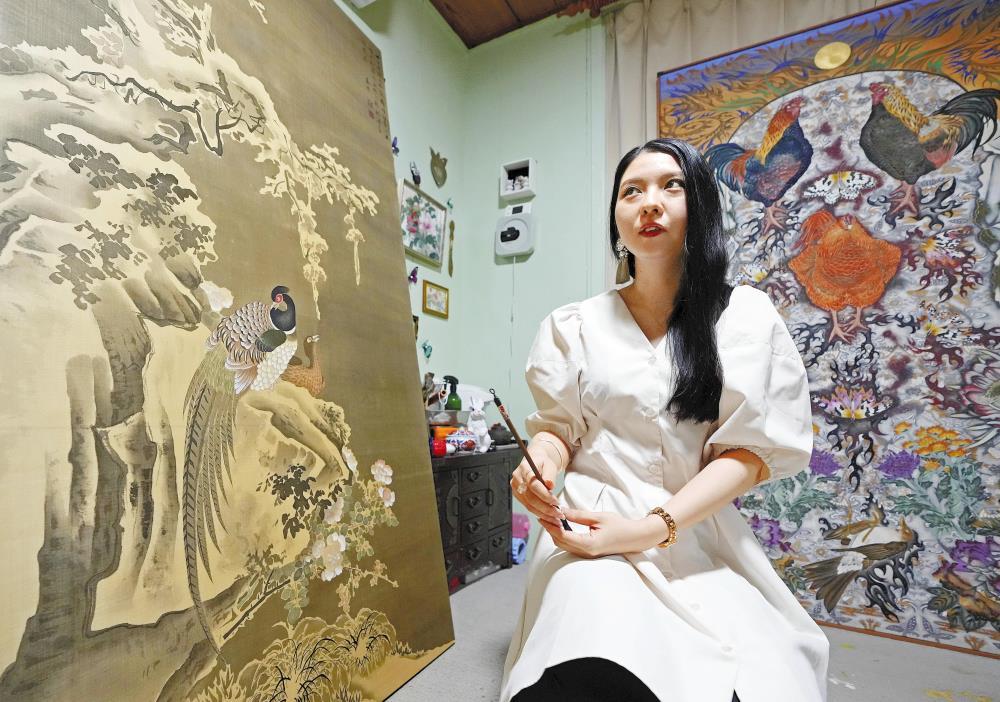 3年前の首里城火災で焼失の中国画「花鳥画」を緻密に再現…沖縄の若手