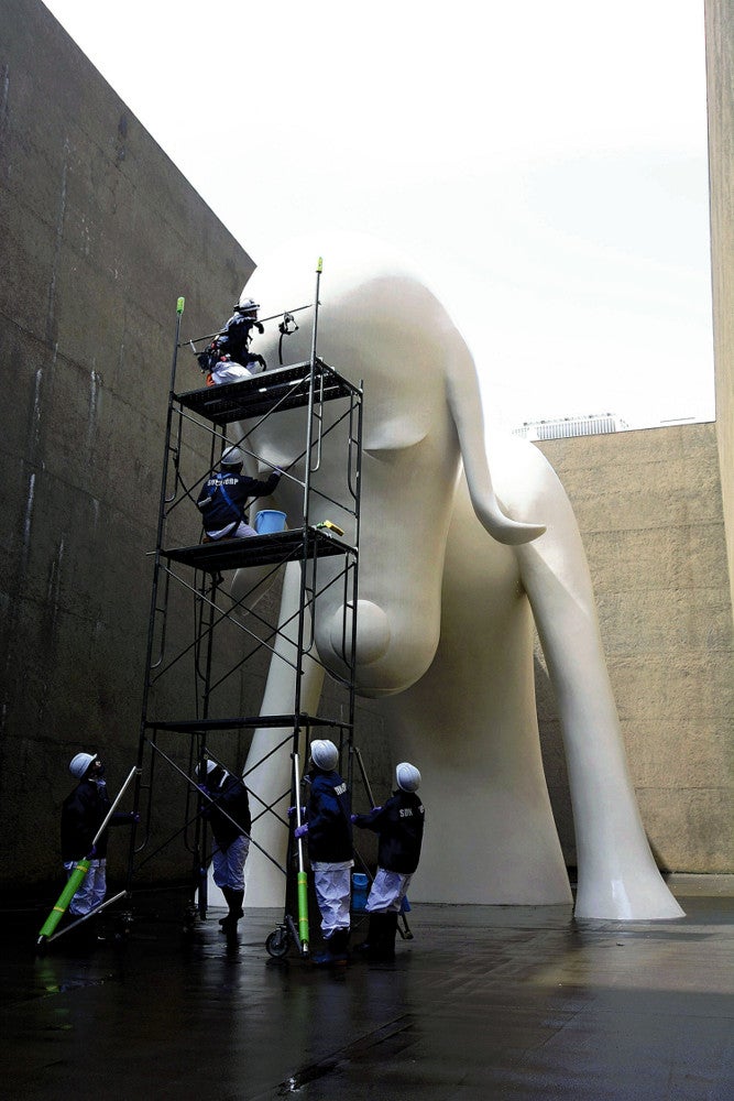 奈良美智さんの「あおもり犬」が美白…「気持ちよさそう」 : 読売新聞