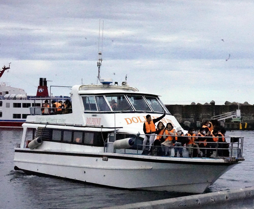 ウトロ発着の知床観光船、今季の運航始まる…沈没現場付近通らない