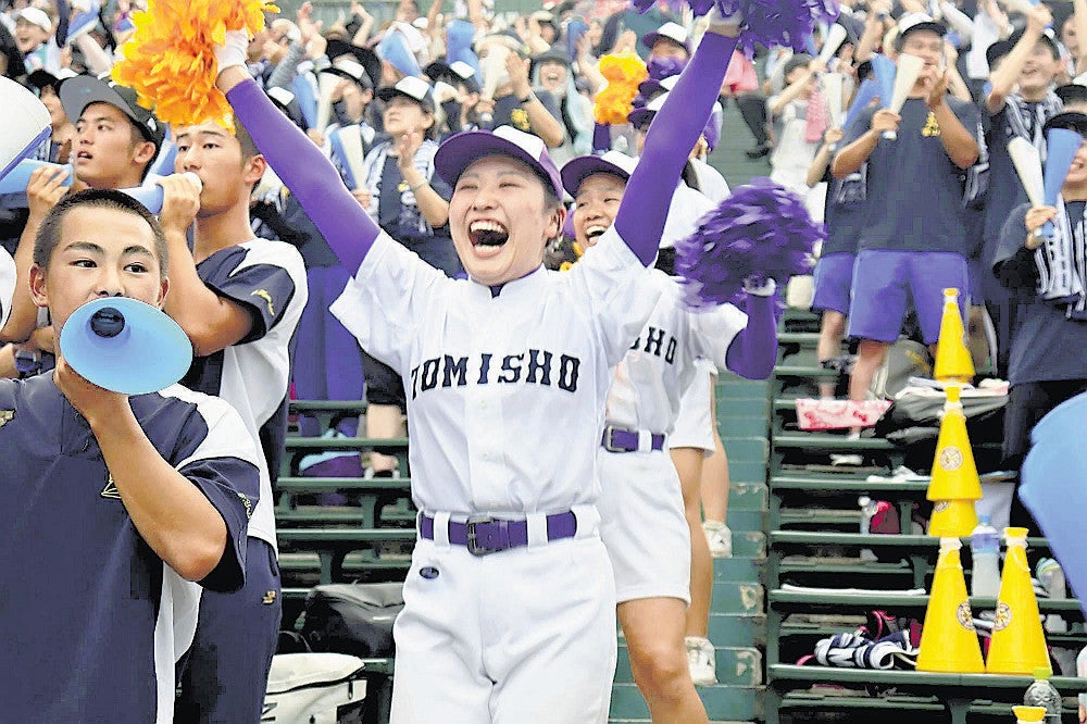 高校野球：ユニホームに似せた衣装のチアリーダー、ブラスバンドに