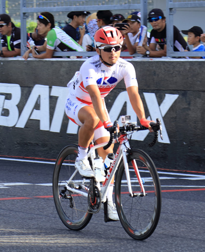 全日本王者のKINAN Cycling Teamの山本元喜選手にチャンピオンジャージ