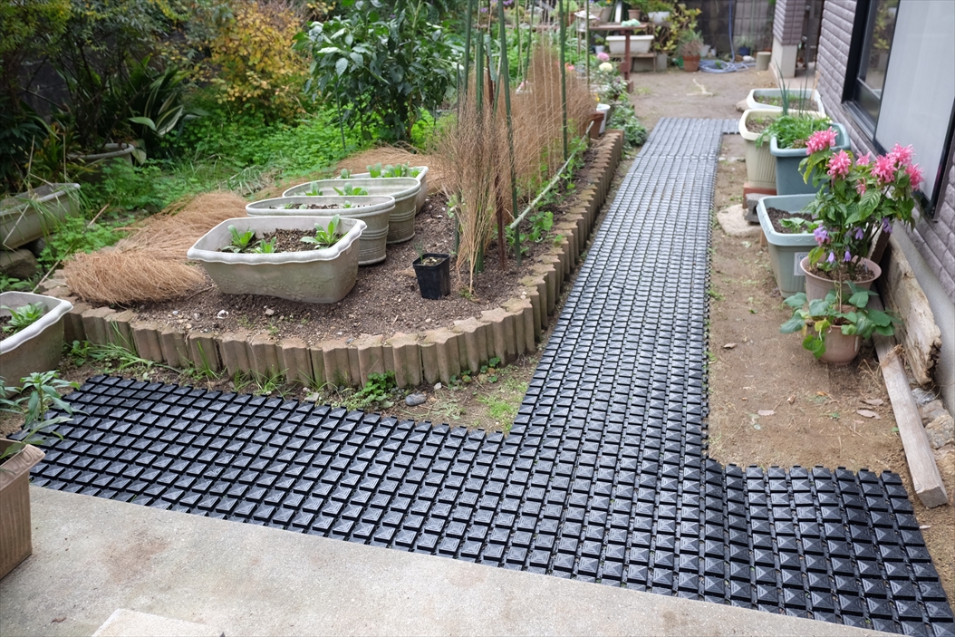 足元が汚れにくいラバーマット 25×25 | 山崎産業株式会社 家庭用品事業