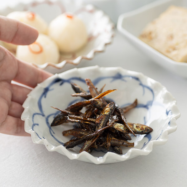 WEB限定】中尾万作 染付花文輪花小皿｜作家もの｜料理家 栗原はるみ