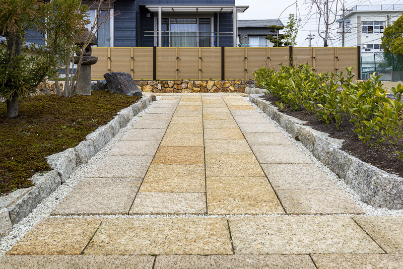 ベトナム産クワンストーン板石 錆 五面ノミギリ仕上げ | 造園資材館