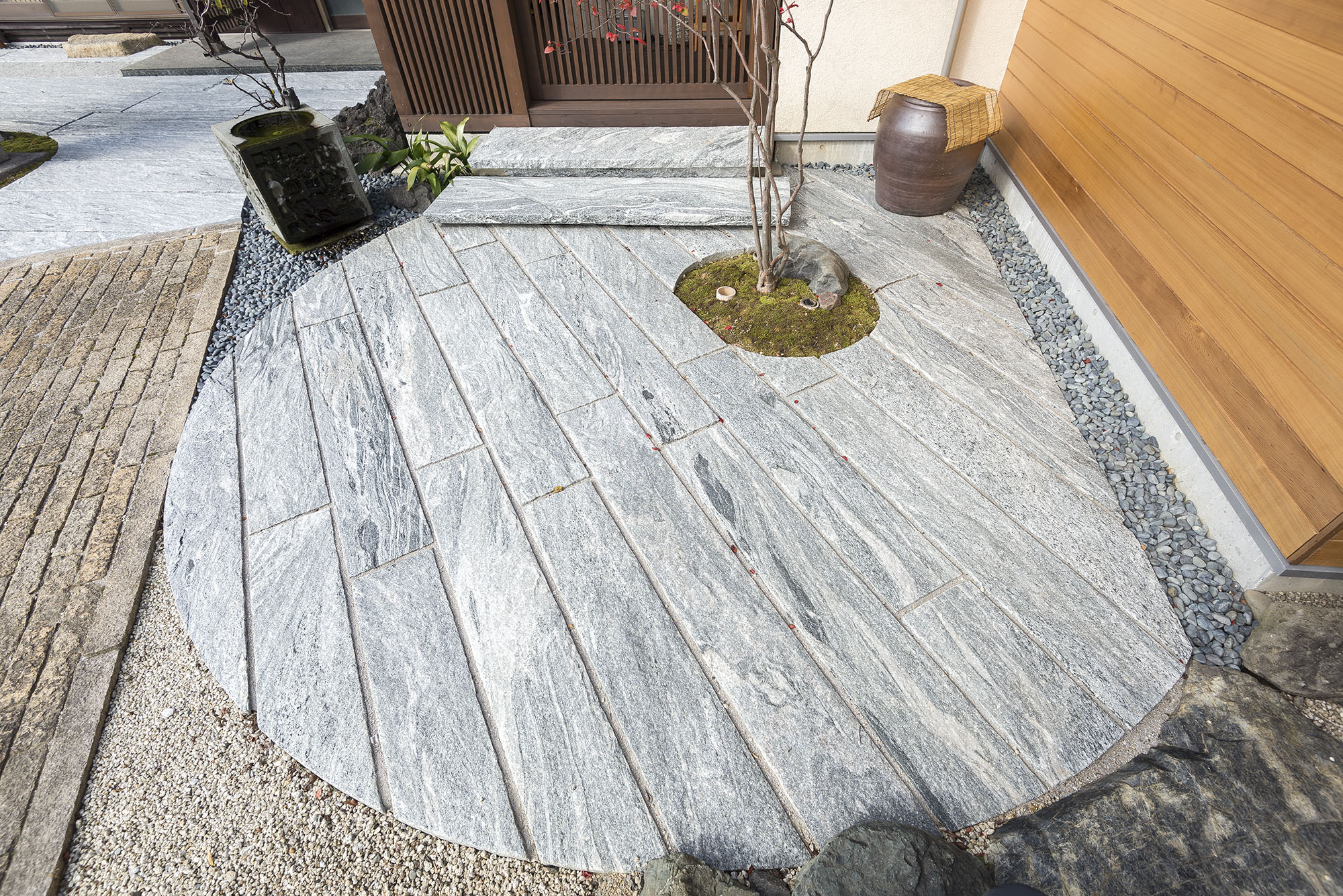 インド産ヴィスタストーン白御影 板石 全面割肌仕上げ | 造園資材館