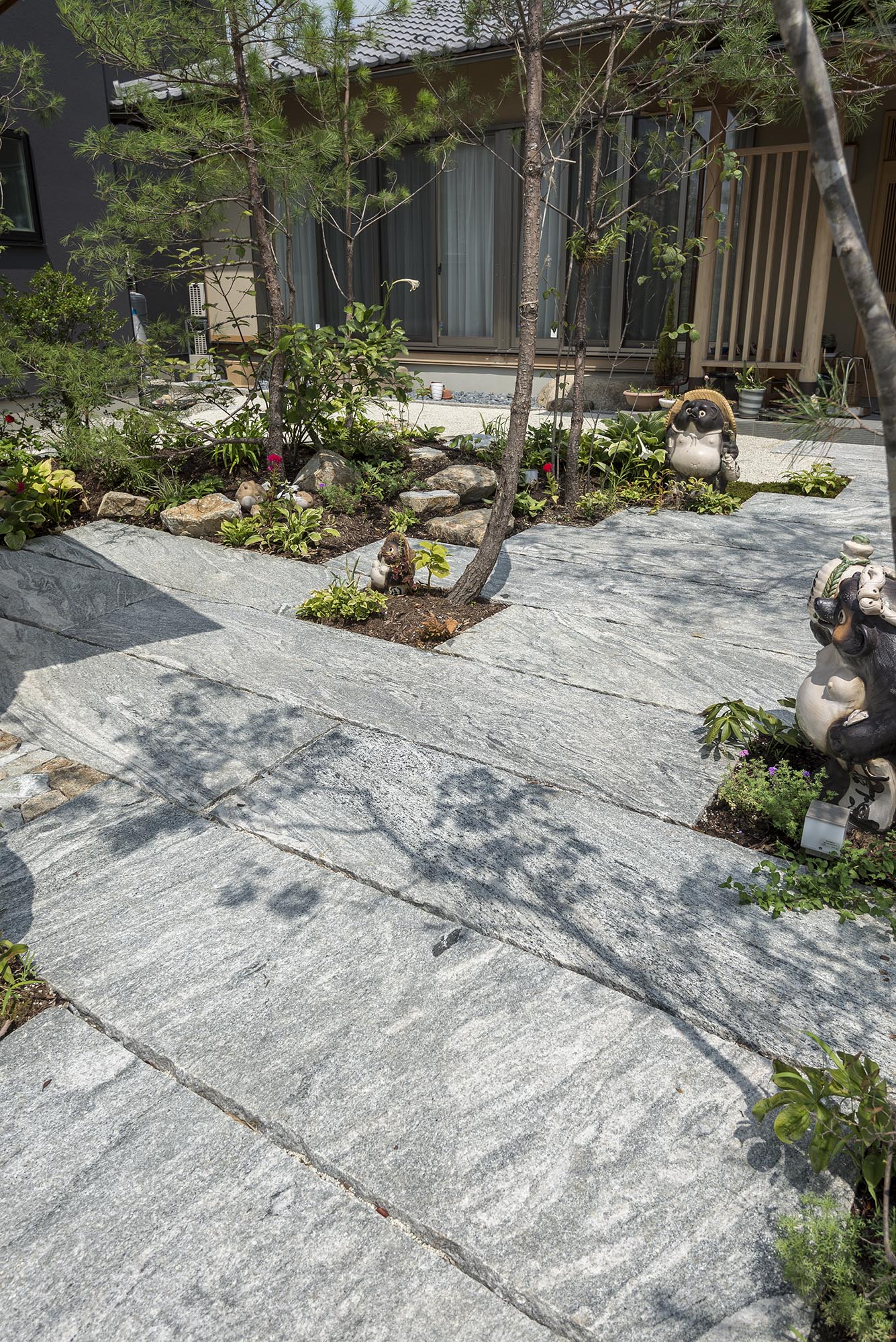 インド産ヴィスタストーン白御影 板石 全面割肌仕上げ | 造園資材館