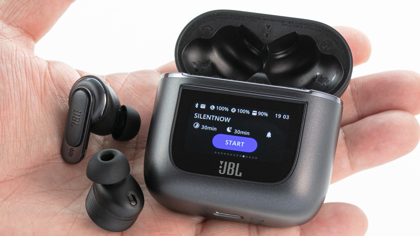 充電ケースで操作できるイヤホン「JBL TOUR PRO 2」、意外に便利だった