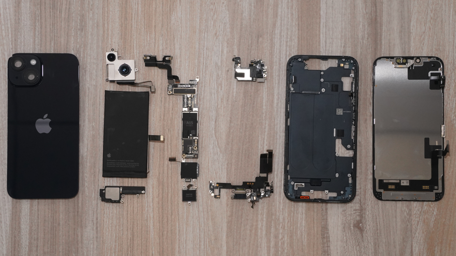 がらりと変わったiPhone 14の内部構造、「修理する権利」を意識か