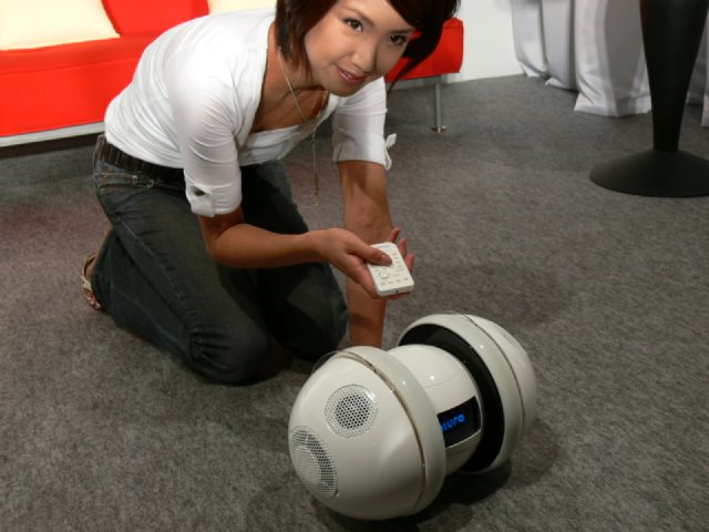 動画付き】家の中を自由に移動、ダンスも踊る音楽プレーヤーロボット