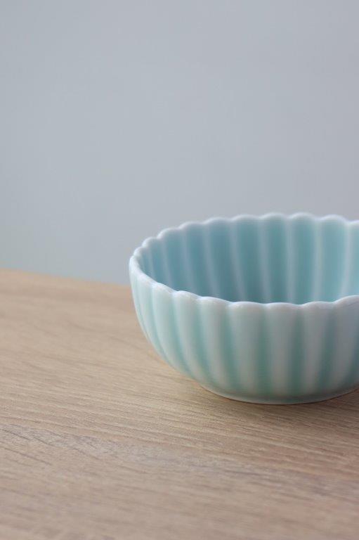 伊万里鍋島焼 モイスト青磁 菊割小鉢