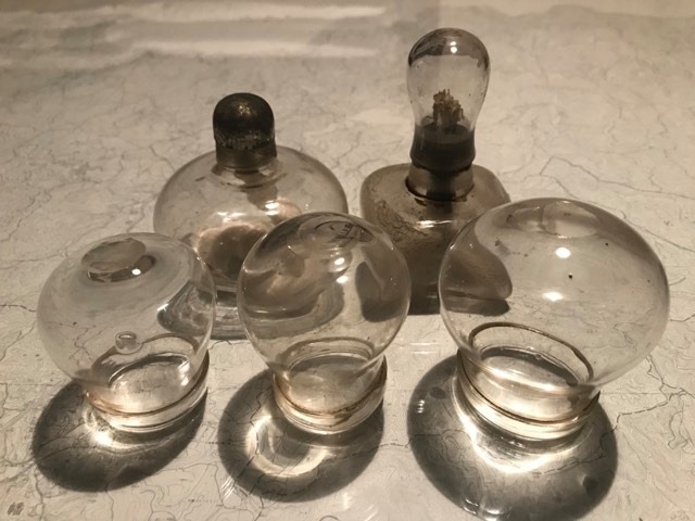 ガラスの「吸い玉」 オールドクリニックの収蔵品㉟ | やんばいのぉ山添村