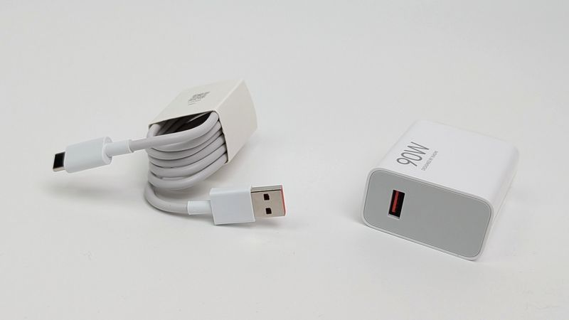 Xiaomi 15T Pro」実機で付属品を詳しくチェック！保護ケースや保護