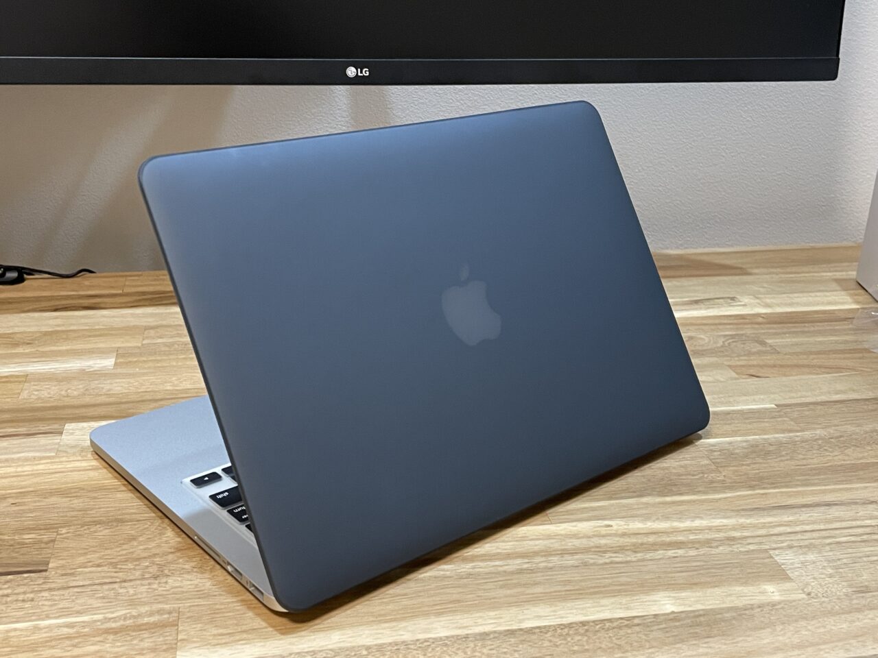 M3のMacBook Airを待つ間、ケースで古macの見た目を気分転換してみた