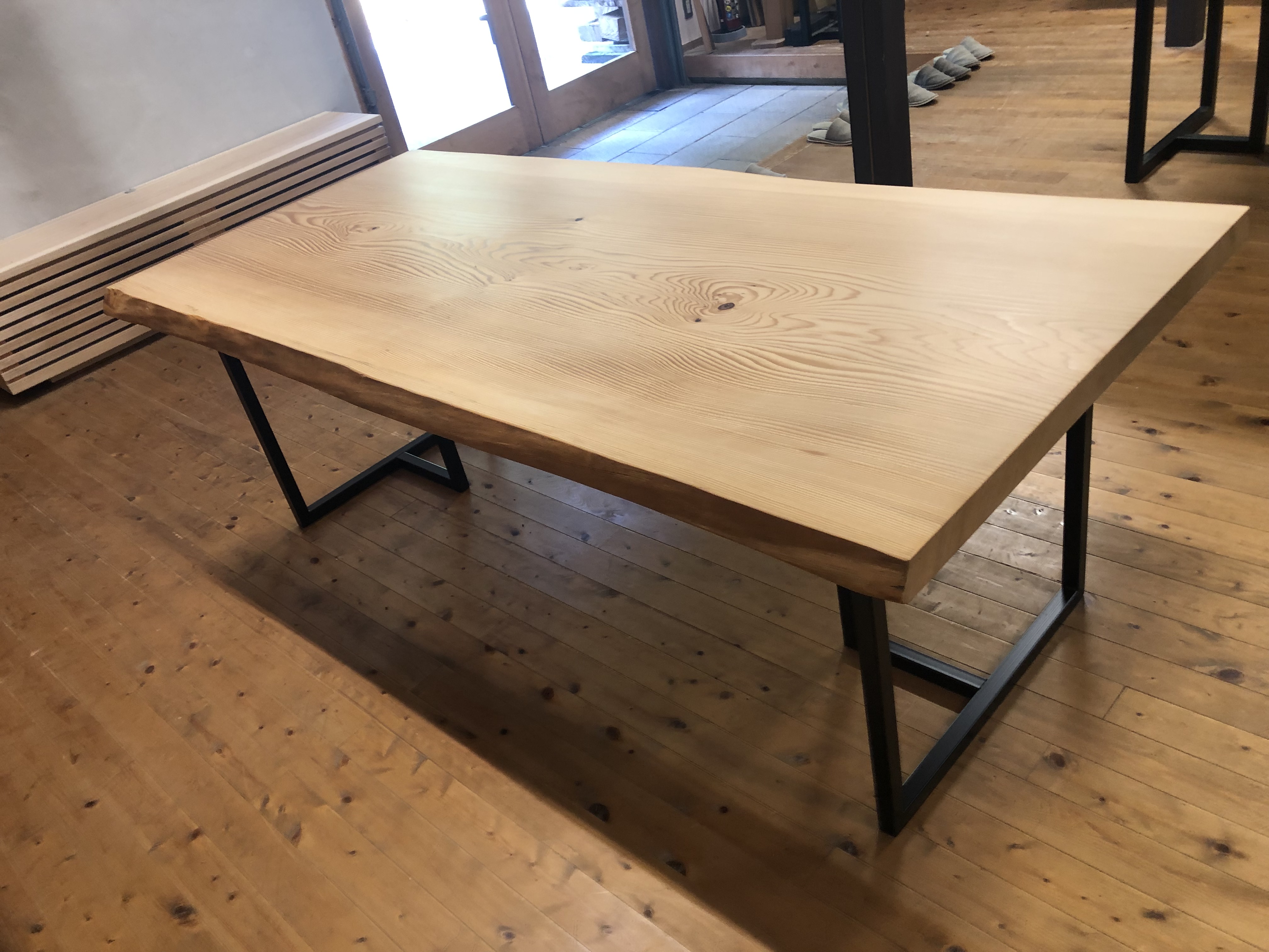 モミの木一枚板ダイニングテーブルmm-01dt | 一枚板テーブルと無垢