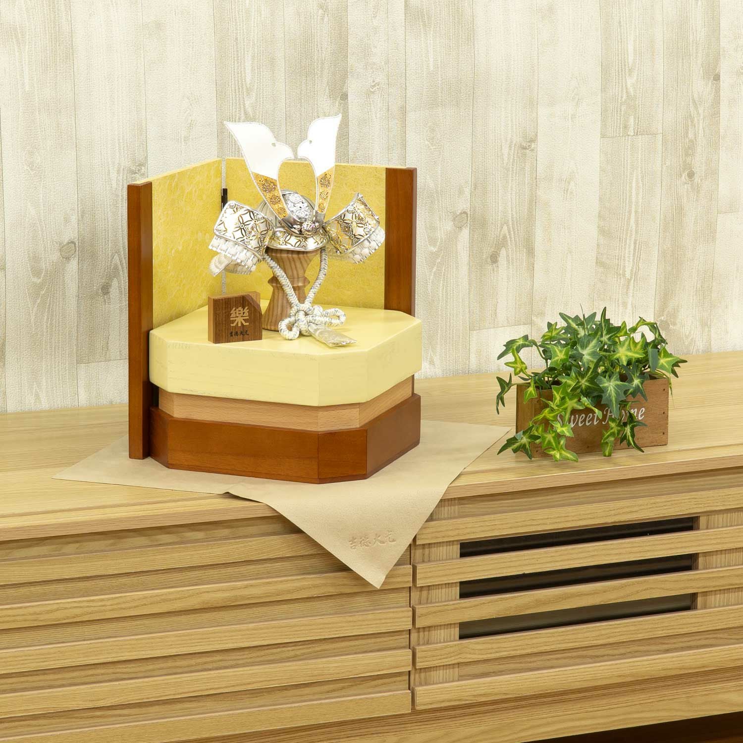 五月人形】兜7号収納箱飾り 楽 | 雛人形（ひな人形）・五月人形の吉徳