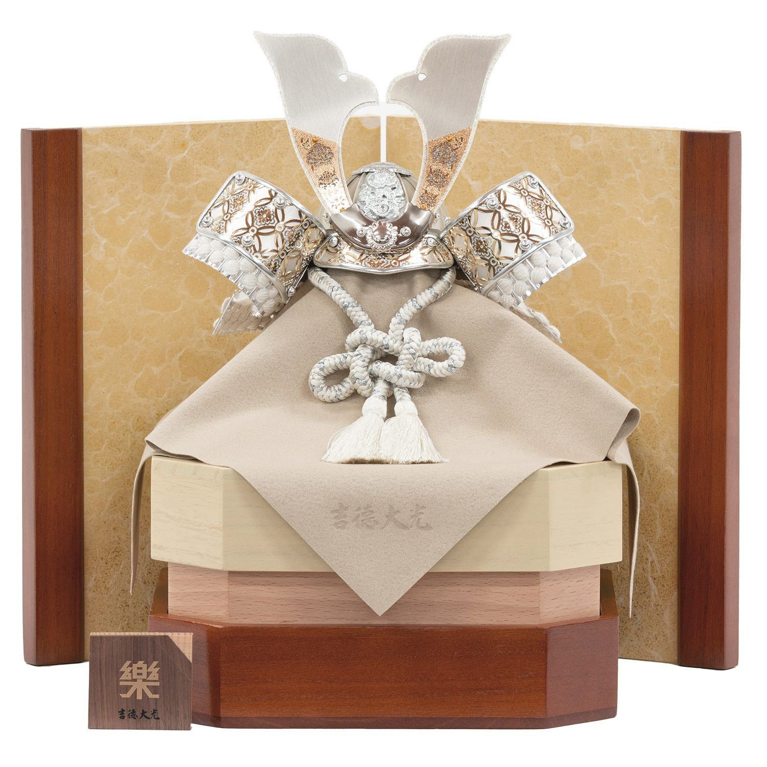 五月人形】兜7号収納箱飾り 楽 | 雛人形（ひな人形）・五月人形の吉徳