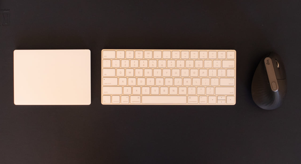 Magic Trackpad 2+Magic Keyboard 2+マウス、あと4Kディスプレイ