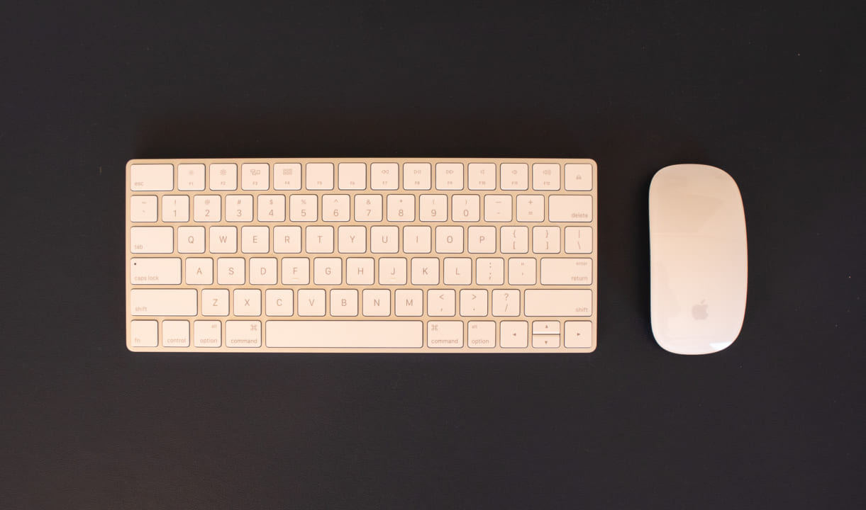 Magic Trackpad 2+Magic Keyboard 2+マウス、あと4Kディスプレイ