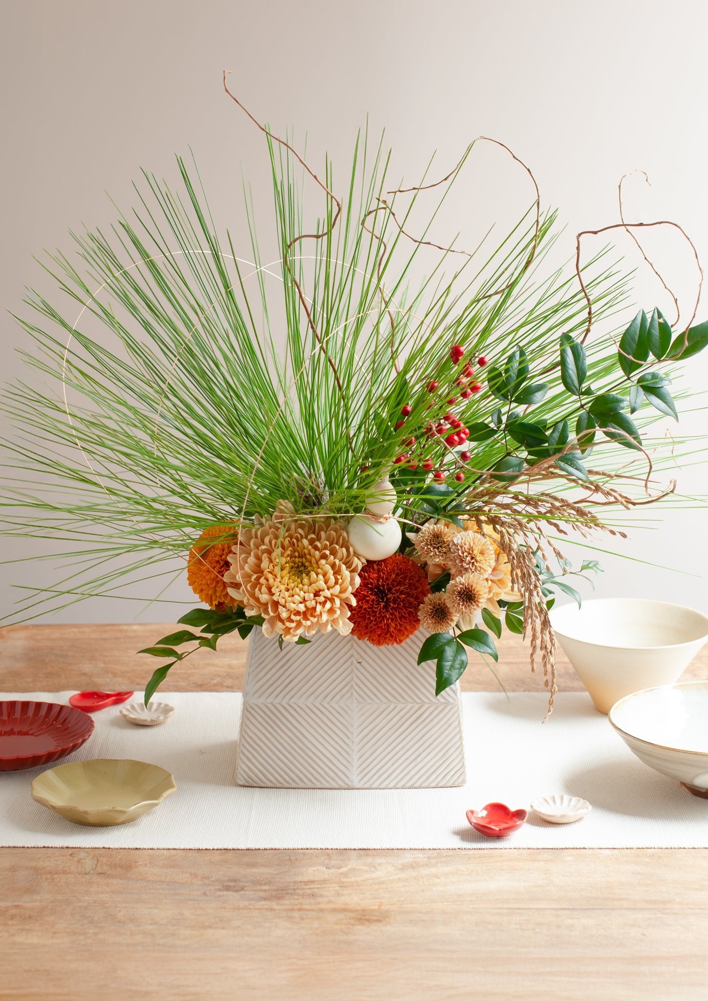 ニュアンスカラーのお正月の卓上アレンジメントM｜マム・松・南天の