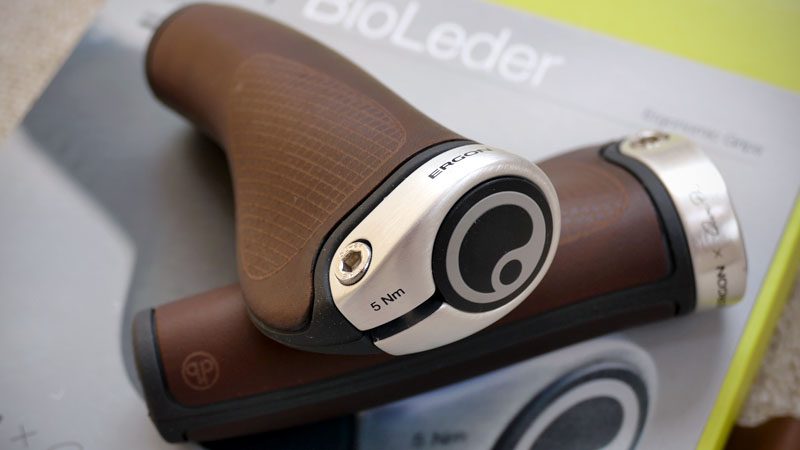 レザー製は扱いがムズい？快適グリップ『ERGON GP1』の感想 | ヨロズバ