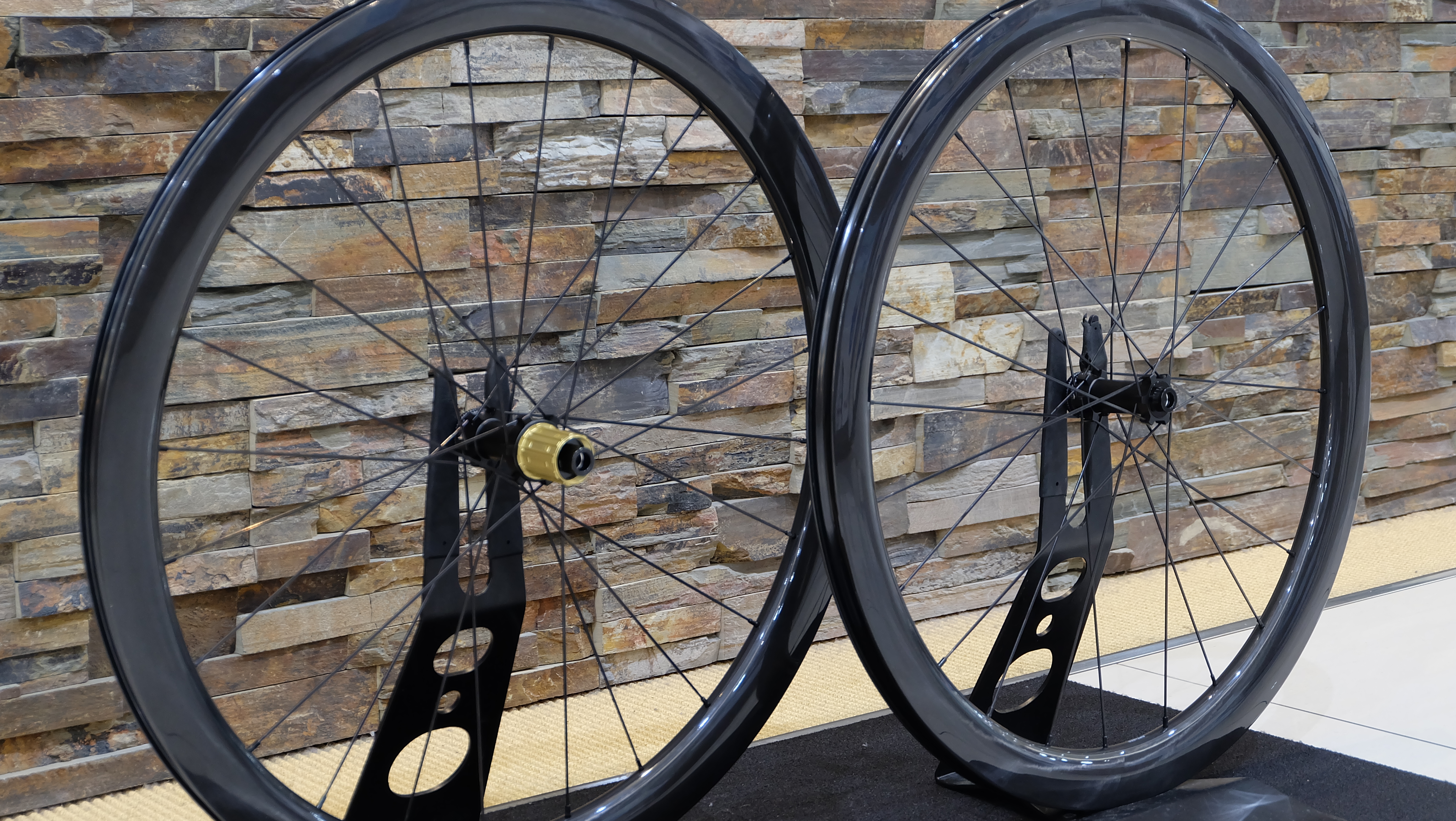 BH G4 カーボン レイノルズカーボンホイール アルテグラR8000グループ