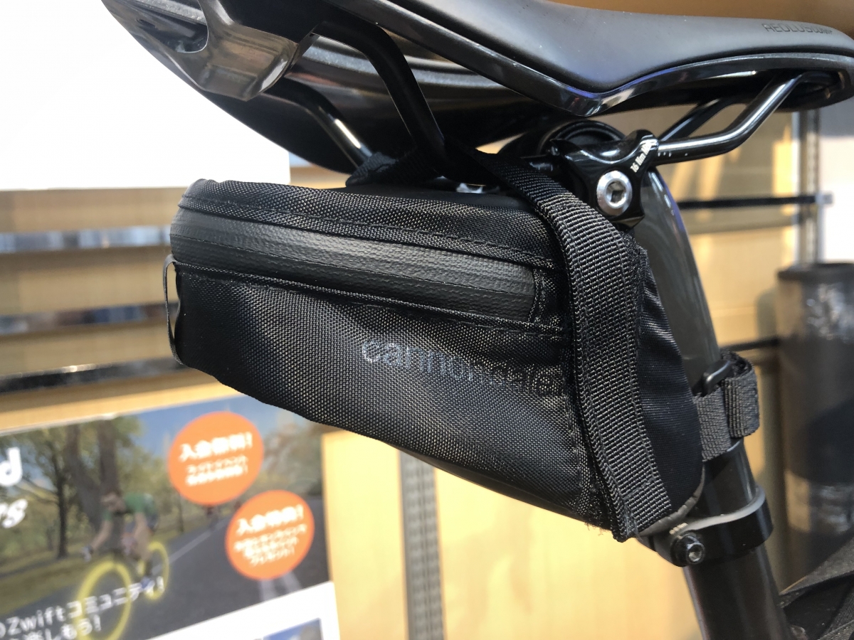 片手でも開けやすいサドルバッグ「CONTAIN SADDLE BAG」‼ | 池袋で