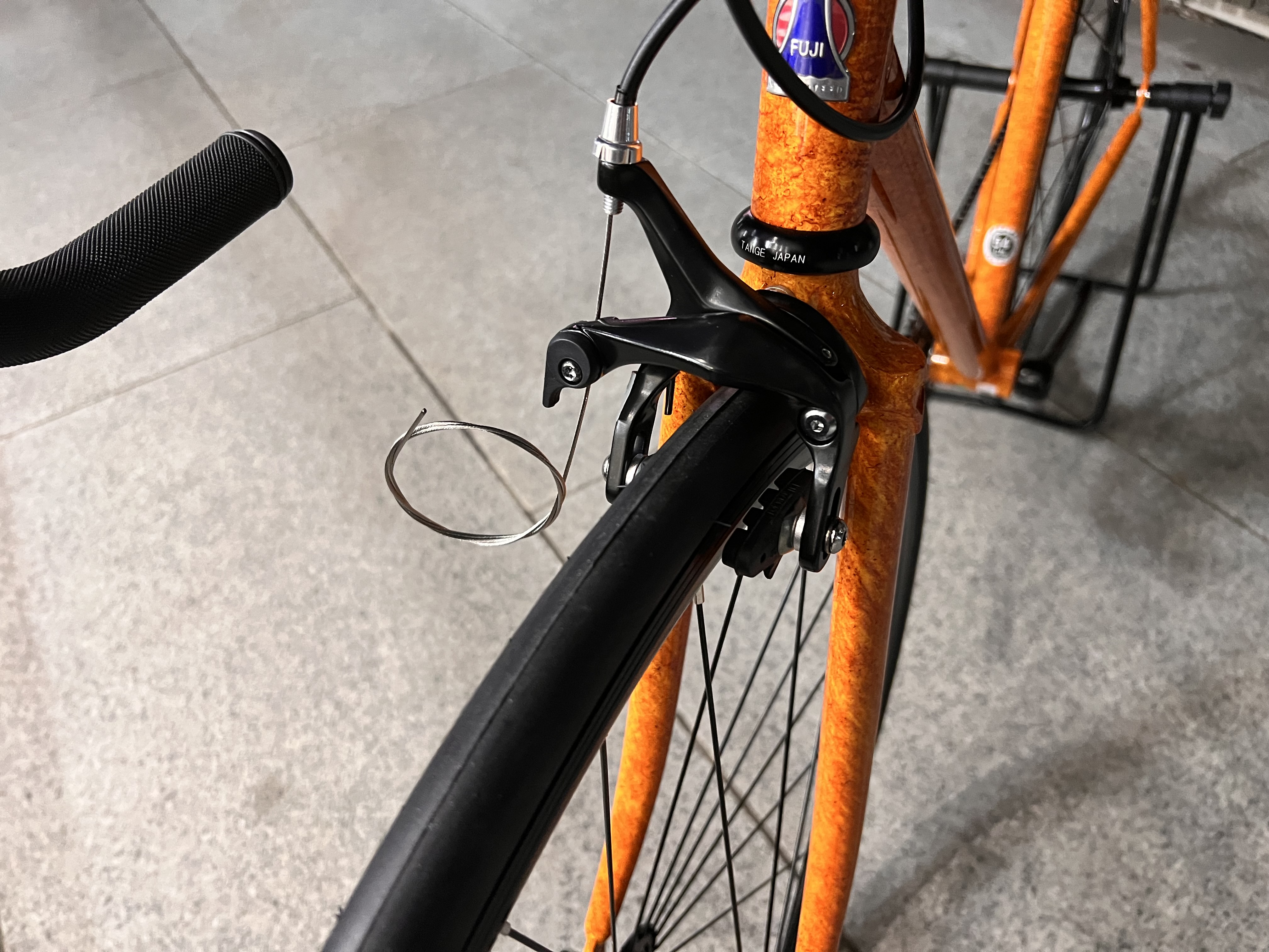 めちゃくちゃ目立つカラーのピストバイク入荷しました！【FUJI