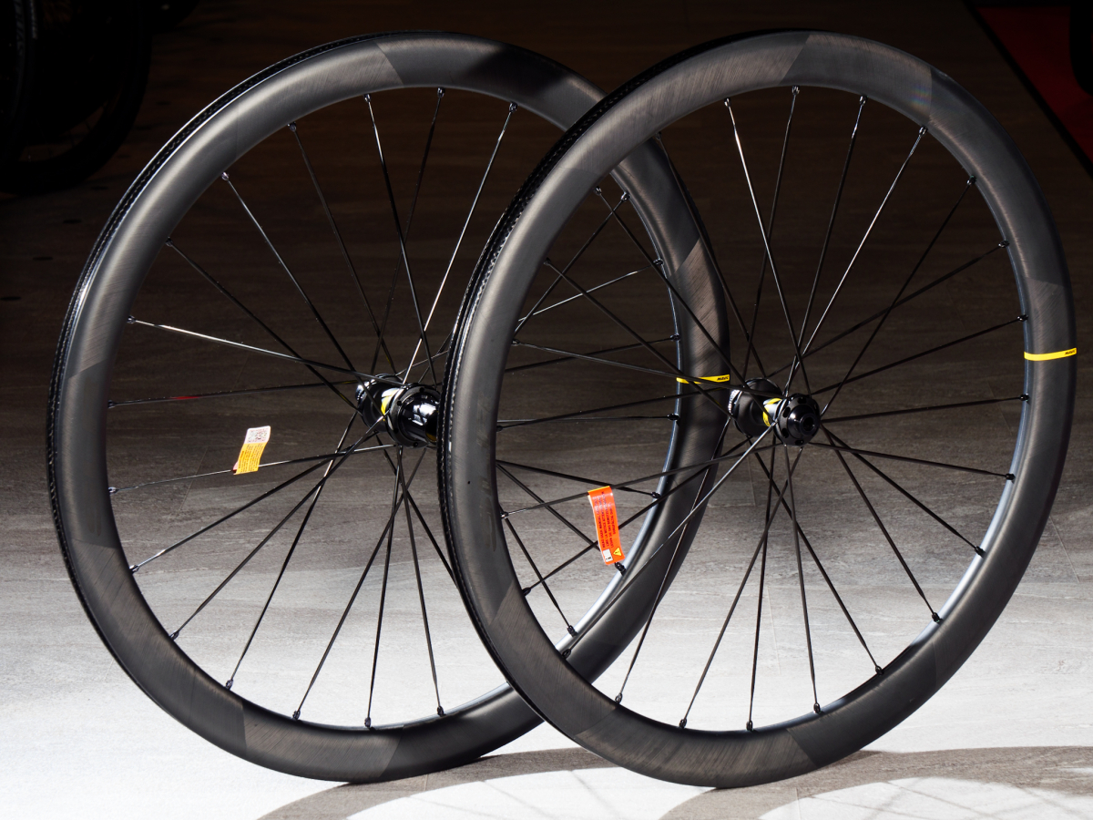 超特価!!】タイヤ幅23C~対応の軽量カーボンホイールを大特価にてご案内