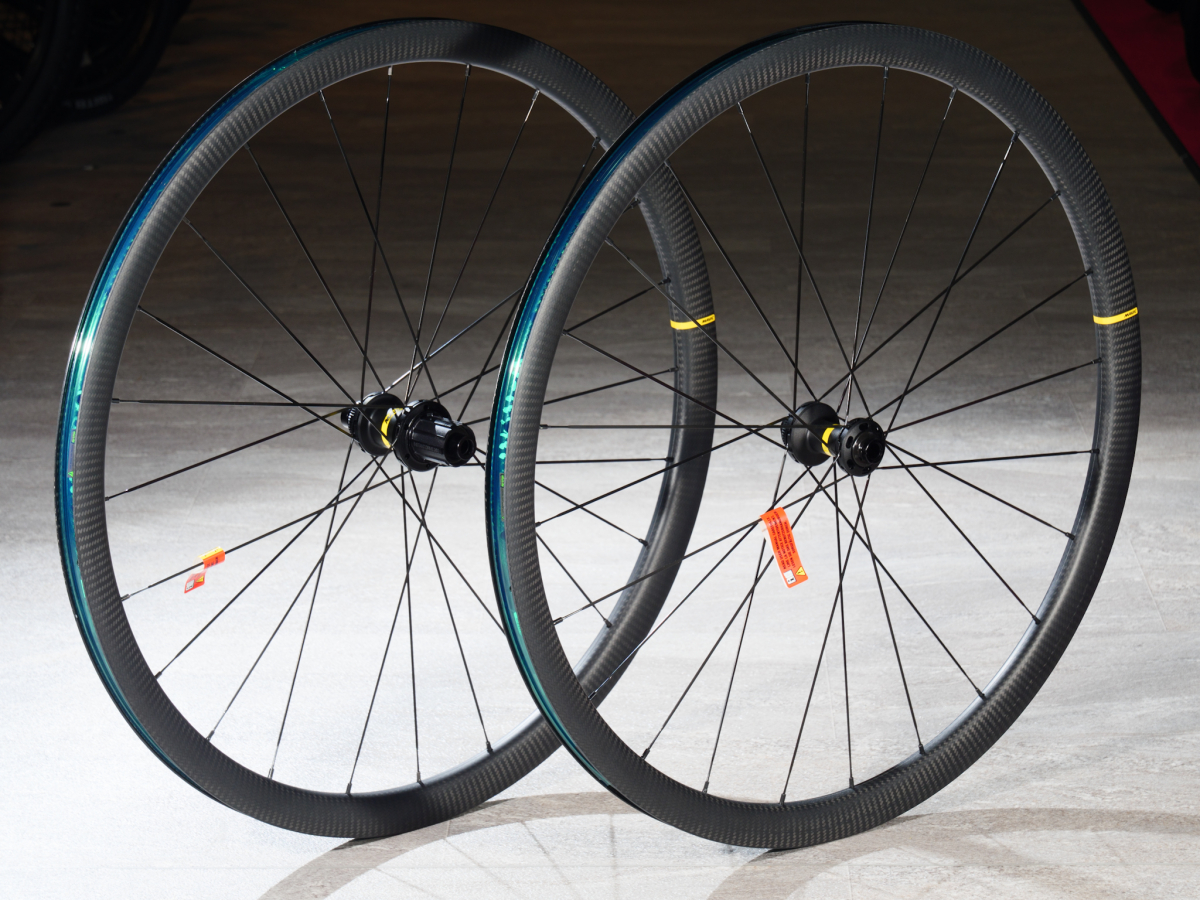 新春特価!!】セミディープカーボンホイールが1/6までの大特価!! MAVIC