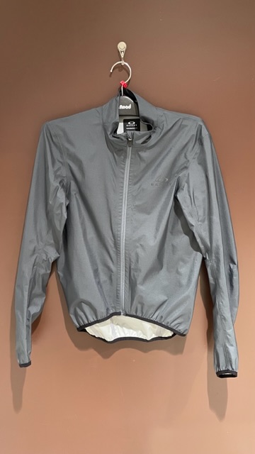 OAKLEY】雨が降りそうな日には…手ごろな価格で手に入る安心。レイン