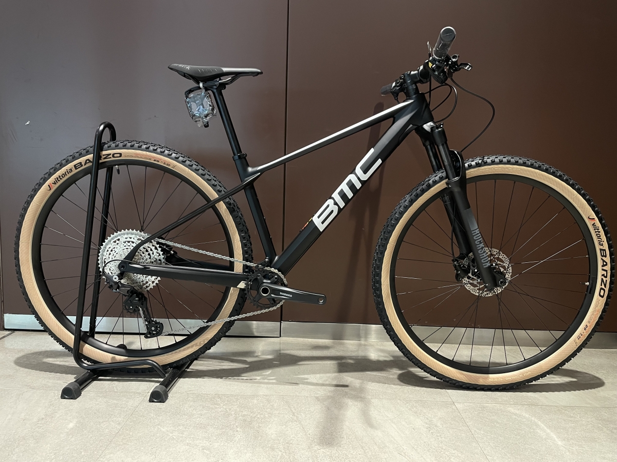 衝撃価格】高剛性超軽量のハイエンドカーボンMTBが入荷！！【BMC