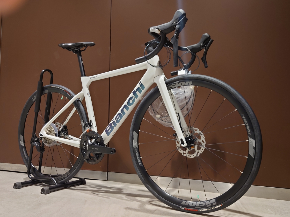 BIANCHI】チェレステだけじゃない！おしゃれなホワイトカラーの