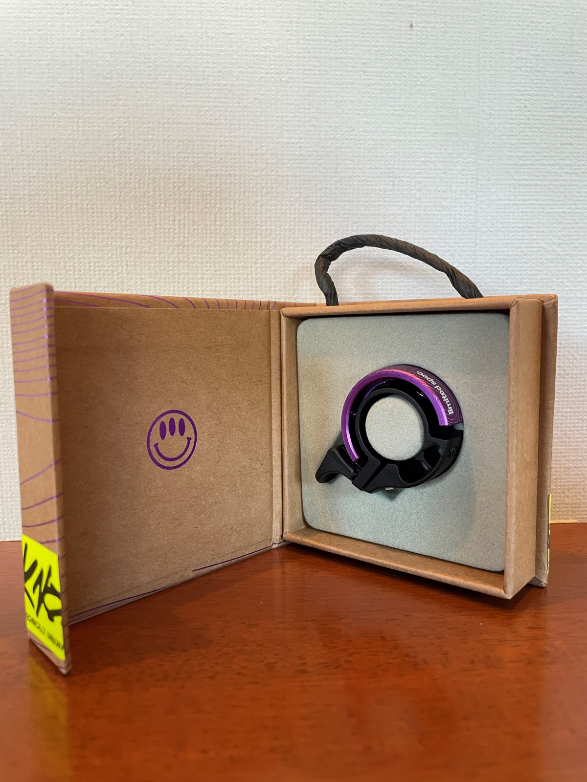 限定カラーknog BLINDER 900 Limited Spec.001とOi CLASSIC BELLを入荷