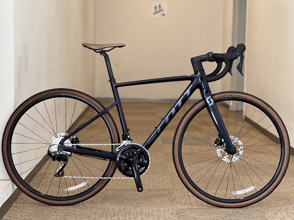 横浜店限定】油圧ディスクブレーキでケーブル内装、SHIMANO 105を採用