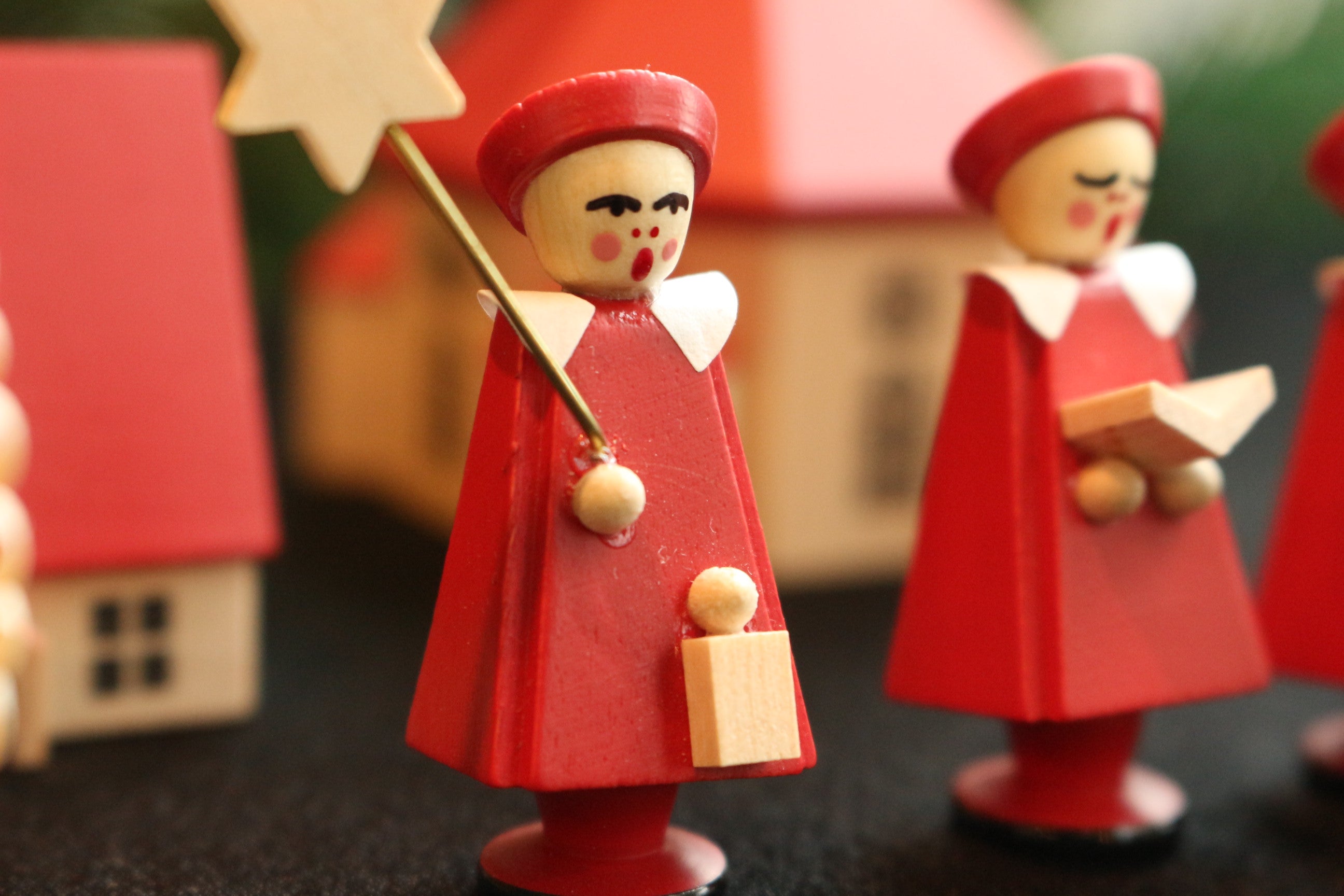 赤い聖歌隊と教会 クリスマスオーナメント ドイツ 木製 ザイフェン