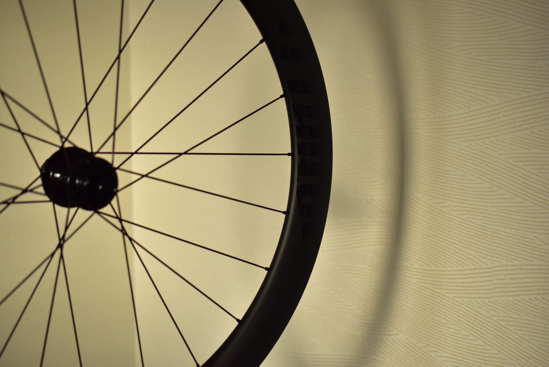 ATTAQUE Carbon 50mm クリンチャーホイールレビュー | 軽量・エアロ