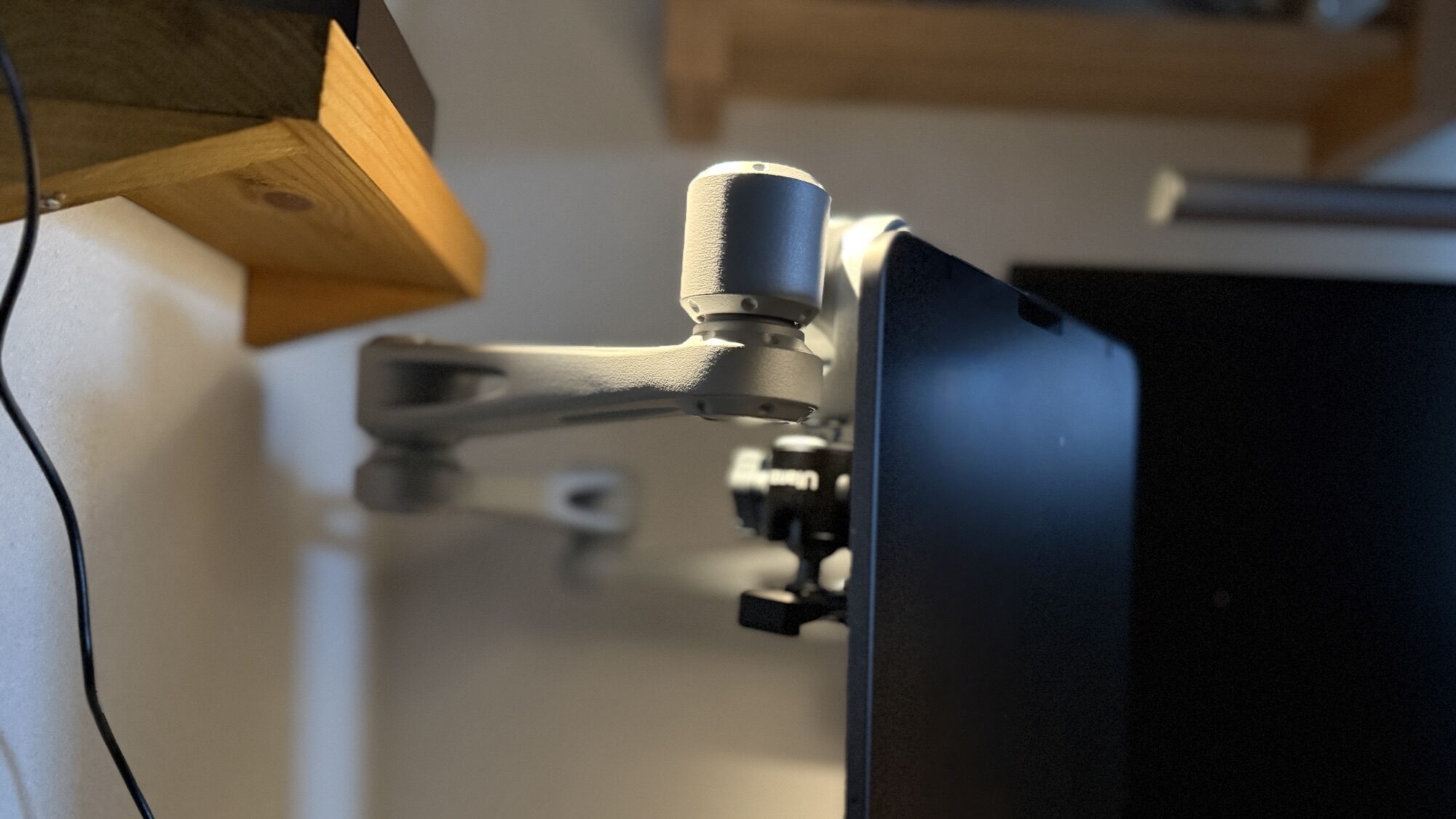 LINDYの水平多関節モニターアームなら後ろが壁でも大丈夫！部屋にも