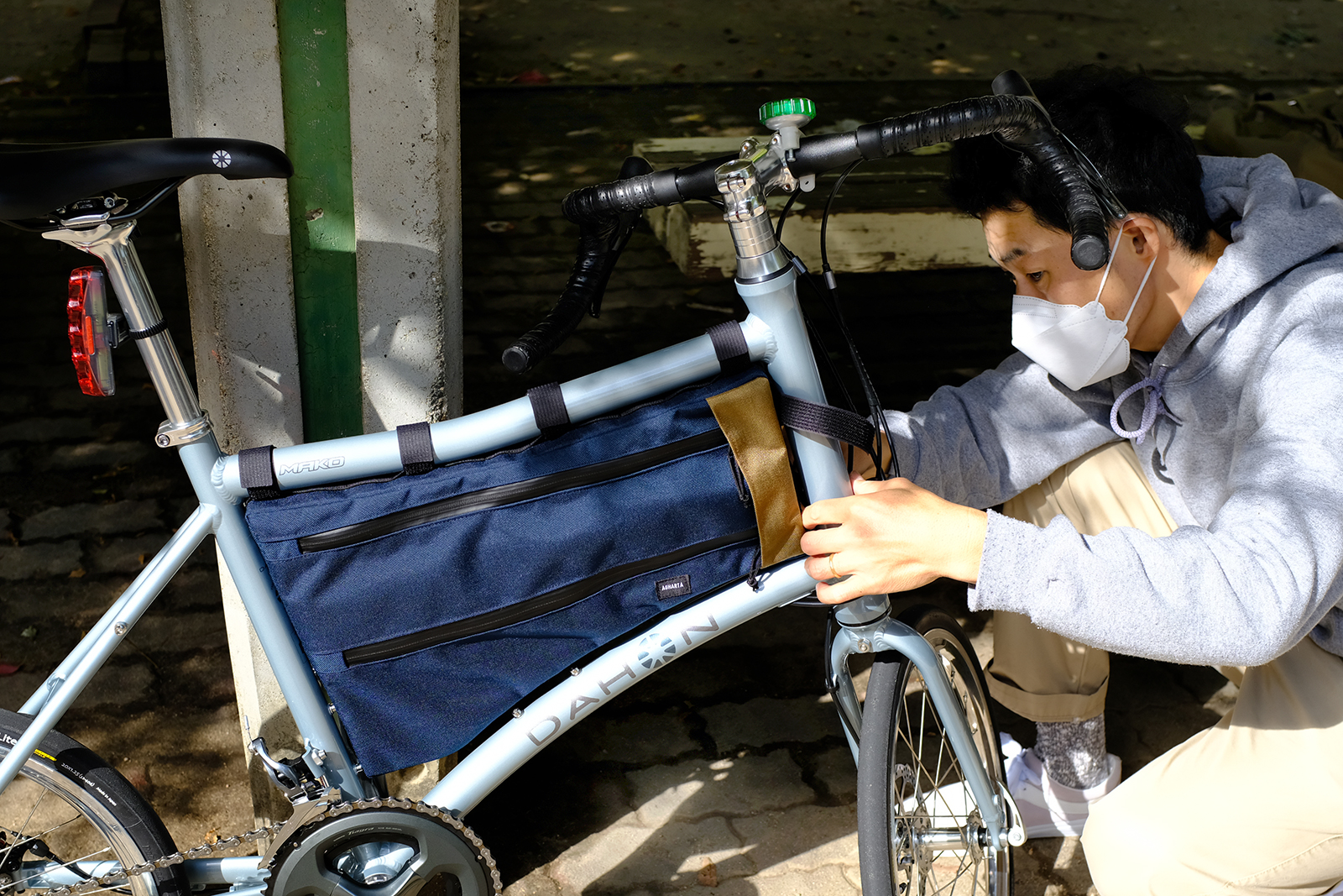 ハンドメイドだからこその自由なスタイル AGHARTAのバッグ作り|自転車