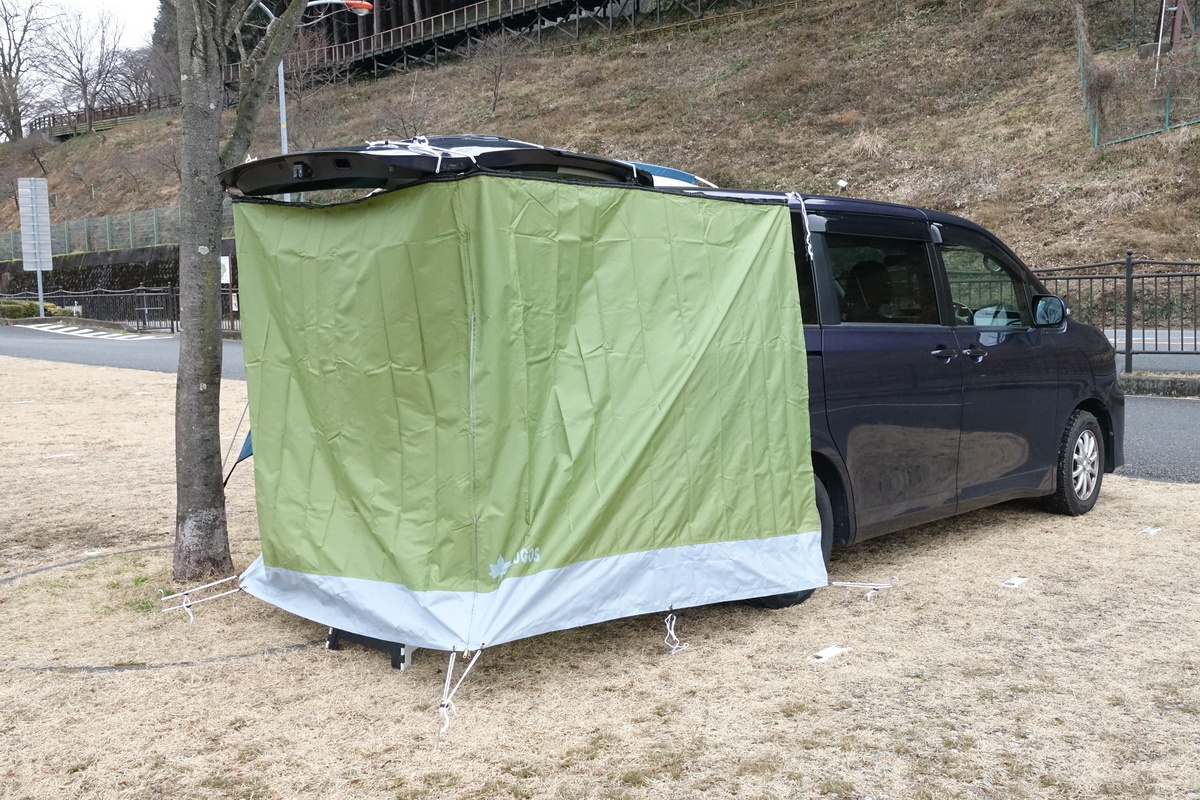着替えやリアタープに？ロゴスミニバンリビング – 残念キャンプで