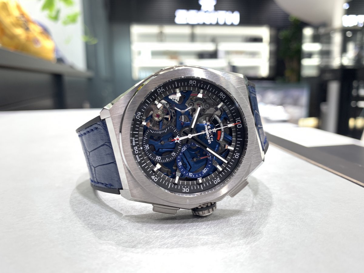 スケルトンとブルーカラーのダブルパンチ！スーツスタイルにもおすすめ