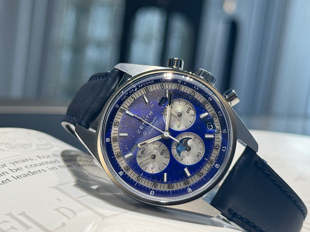 星降るダイヤルに浮かぶ月。神秘的なラピスラズリを纏った希少な一本